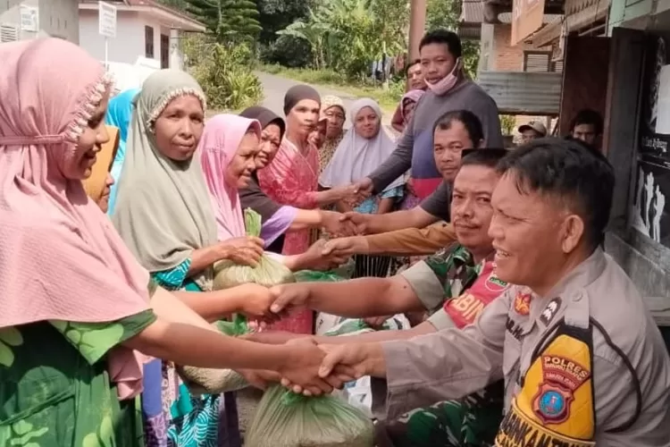 Polsek Sipirok, Polres Tapsel melakukan monitoring penyaluran bantuan ketahanan pangan dari pemerintah berbentuk pupuk non subsidi, kemarin.(Realitasonline.id/ RI)