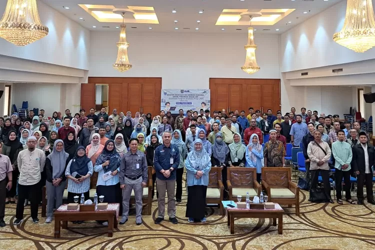 Foto Bersama usai pelaksanaan sosialisasi dan bimtek PIP kepada 260 peserta yang berasal dari&nbsp; operator satuan pendidikan pada jenjang SMP, yang dilaksanakan di Lantai 10, Gedung Baleka 2, Balaikota Depok, Selasa (2/9).&nbsp; (ANDIKA EKA/RADAR DEPOK)