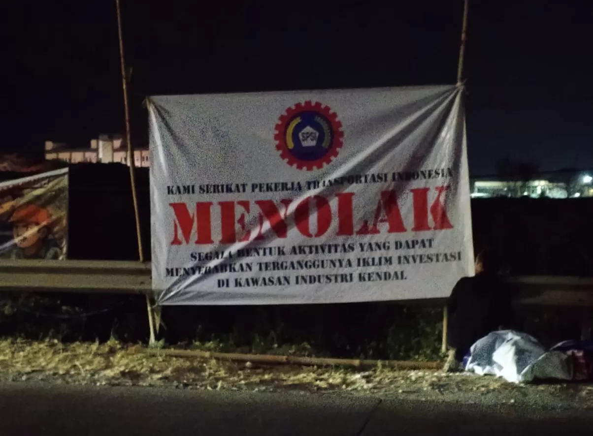 Terlihat poster penolakan rencana aksi yang terpajang di kawasan industri Kendal (KIK), Jumat (18/9/2026). (inspiratifonline.com/dok. Inspira)
