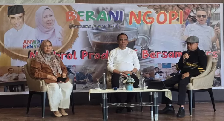 Andi Attas Abdullah saat menjadi moderator coffee morning bersama Gubernur dan Wagub Sulteng, Anwar Hafid dan Reny Lamadjido beberapa waktu lalu.