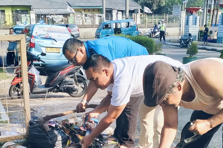 Lurah Ratujaya, Bambang Sugiharto bersama aparatur kelurahan melaksanakan Jumsih Kelurahan Ratujaya, Kecamatan Cipayung, Depok, Jumat (20/6). (AGNESYA WIANDA/RADAR DEPOK)