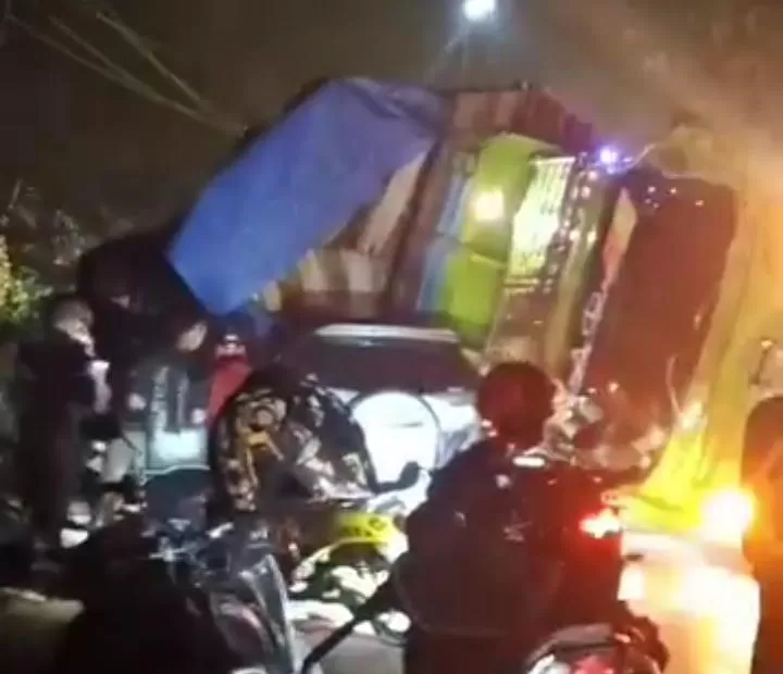 Truk Hino Fuso terbalik dan menimpa terios di Jampangtengah