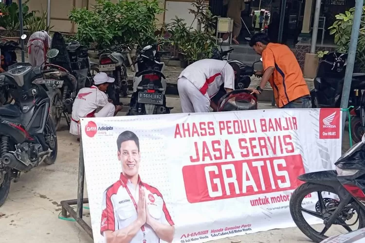 AHASS membuka layanan servis gratis bagi konsumennya yang terkena dampak banjir di Bekasi dan Bogor. (PT DAM)