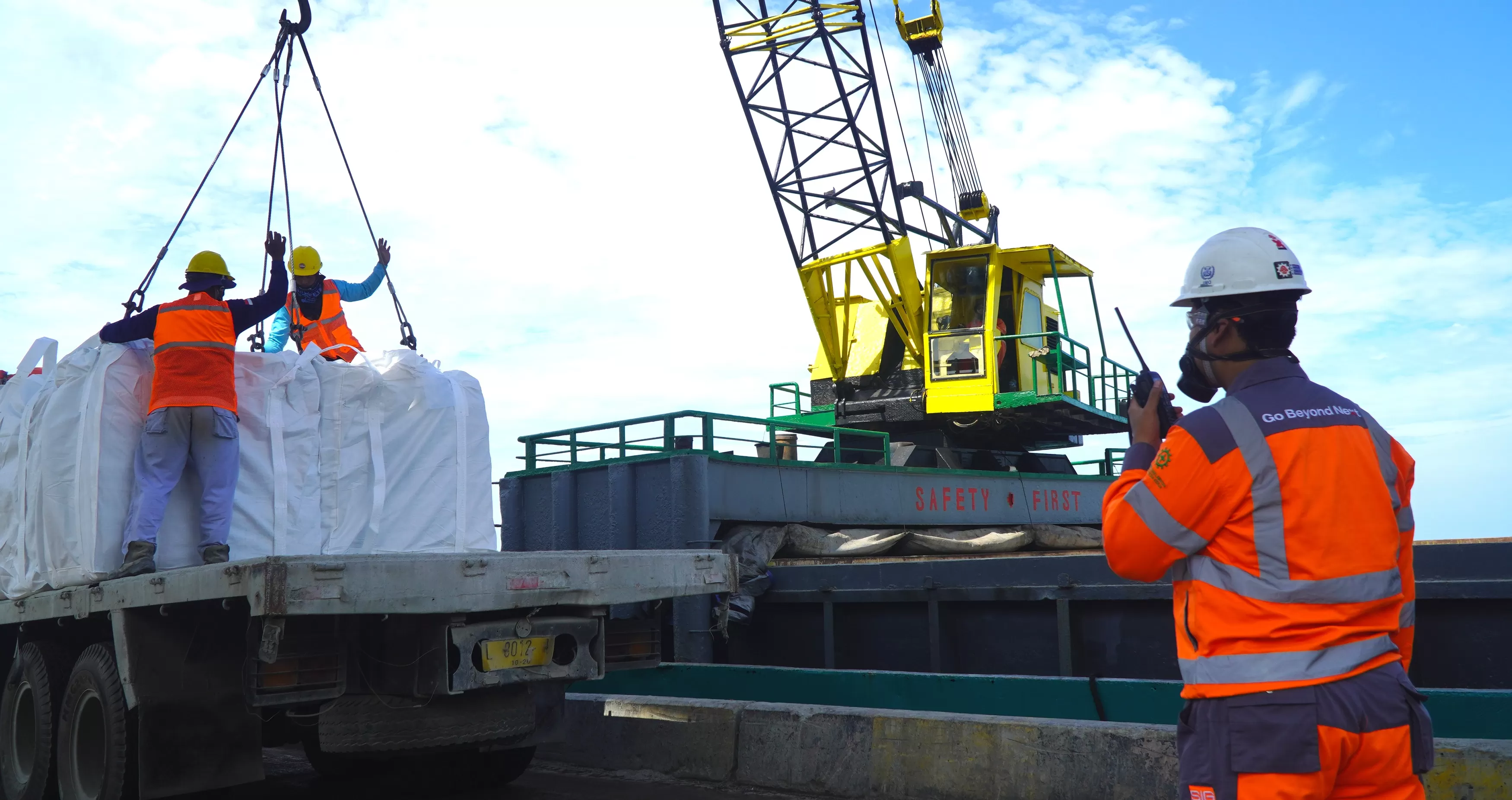 Proses pemuatan zak semen di dalam palka atau lambung kapal distribusi di Dermaga Terminal Khusus (Tersus) SIG di Kabupaten Tuban, Jawa Timur.