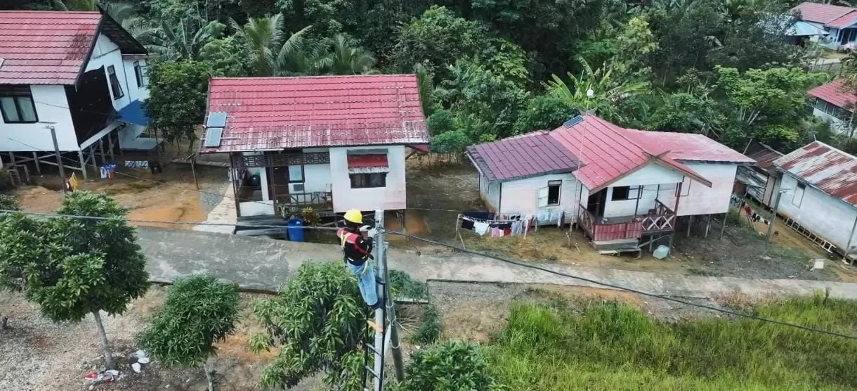 Petugas PLN melakukan pemasangan jaringan listrik tegangan rendah program Listrik Desa di Desa Hingan Tokung, Kabupaten Murung Raya, Kalimantan Selatan.