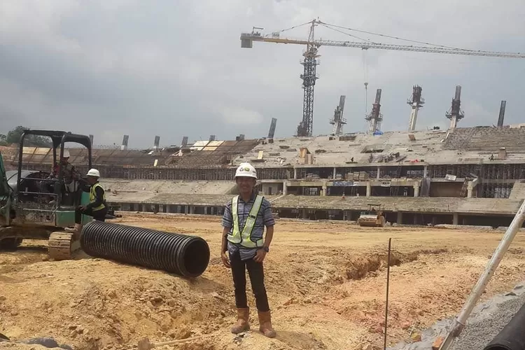 Proses pembangunan Stadion Utama Sumatera Barat yang saat ini mangkrak belum terselesaikan. Disebutkan stadion ini butuh Rp1 triliun untuk bisa rampung 100 persen. (Instagram: Stadionutamasumbar | Dedison)