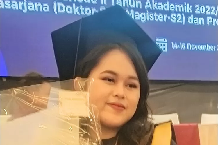 Clara saat berfoto usai menjalani wisuda di Kota Makassar, Sulsel, Rabu 15 November 2023.