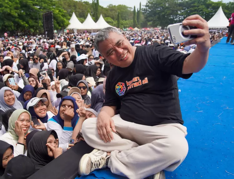 Ahmad Ali saat selfie dengan warga Sulawesi Tengah.