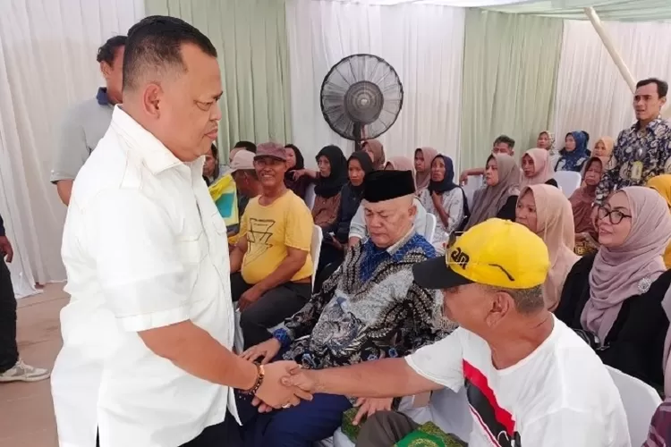 Wakil Ketua DPRD Depok, Tajudin Tabri menyapa masyarakat yang dibalut dengan kegiatan reses di wilayah Kecamatan Limo. (RADAR DEPOK)