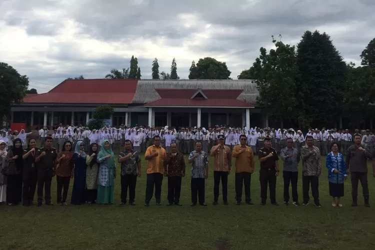 Kejari Padangsidimpuan Foto Bersama Kepala Sekolah, Guru &amp; Seluruh Siswa-siswi Usai Kegiatan Penyuluhan Hukum Program Jaksa Masuk Sekolah