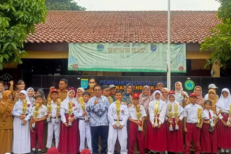 Berbagai raihan prestasi siswa SDN RRI Cisalak non akademik dan akademik. (ANDIKA EKA/RADAR DEPOK)