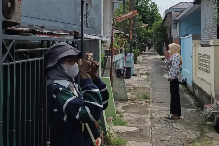 MENDATA : Petugas dari BKD Depok sedang melakukan pendataan rumah yang kini sedang digencarkan. (BKD DEPOK)