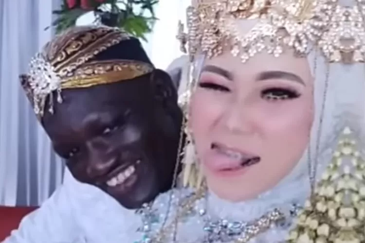 Pengantin Viral, Wanita Cantik Indonesia Nikah Dengan Pria Asal Afrika ...