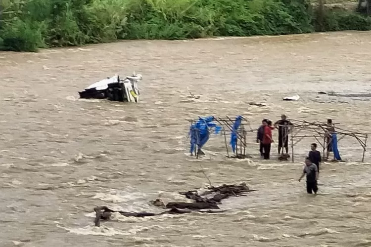 BPBD Padanglawas dan TNI bersama masyarakat saat mengevakuasi korban, Kamis (27/11/2025) (Realitasonline.id - SS)