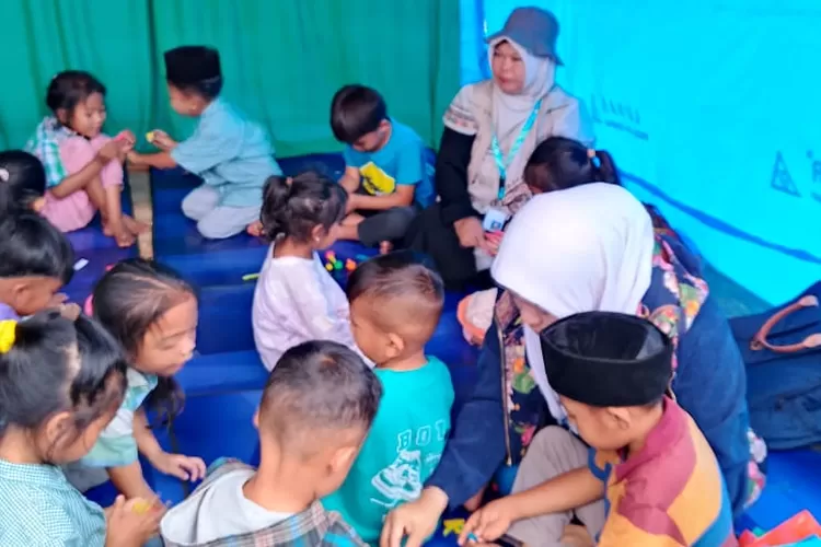 Relawan sedang memberikan aneka kegiatan pembelajaran kepada anak-anak PAUD di Posko Pengungsian Merodot Kecamatan Bintang. Foto: realitasonline.id/ADI