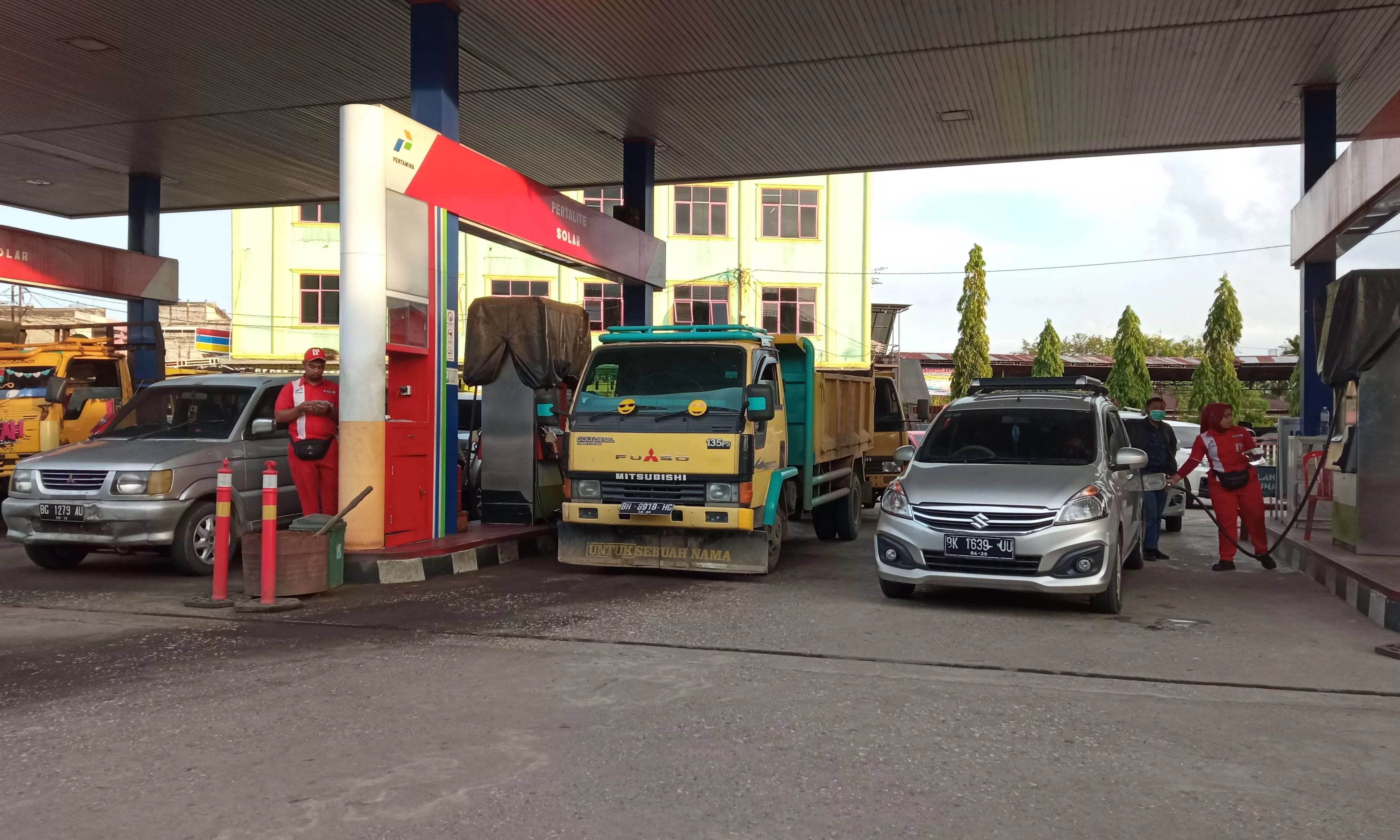 kendaraan mengisi BBM di SPBU (rri.co.id)