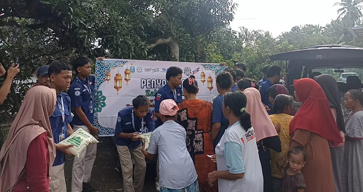 Warga Desa Mandiro, Kecamatan Tegalampel, Bondowoso menerima santunan dari siswa SMKN 3 Bondowoso. (SketsaNusantara.id)
