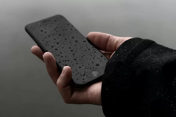 Rekomendasi hp tahan air dan debu cenderung cocok untuk aktivitas outdoor (Dok. Unsplash)