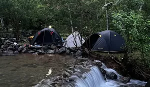 Ada Tempat Camping Baru di Sentul yang Bisa Langsung Menikmati Sensasi Menginap di Pinggirian Sungai yang Syahdu!