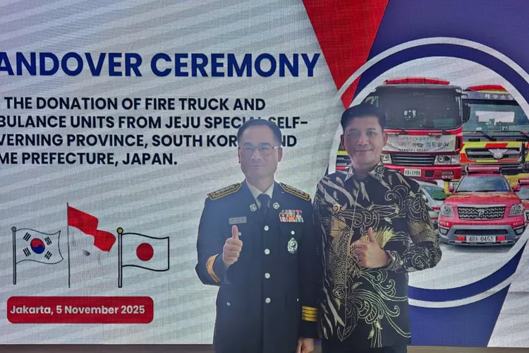 Bupati Aceh Selatan bersama tiga daerah si Indonesia terima Damkar di Kemendagri.(realitasonline.id/zul)