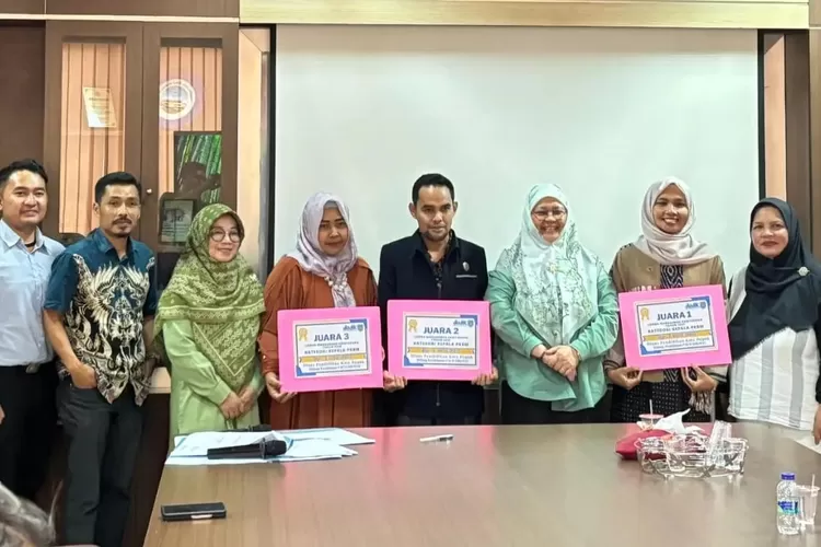 Kepala Disdik Kota Depok, Siti Chaerijah Aurijah saat memberikan hadiah kepada pemenang Lomba HAI serta Lomba Manajemen Kesetaraan, di Ruang Rapat Disdik.  (DOKUMEN DISDIK)