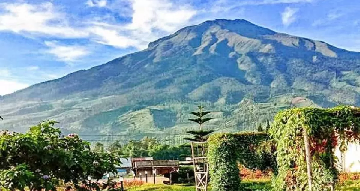 Kledung Park di Temanggung menawarkan panorama alam spektakuler di antara Gunung Sindoro dan Gunung Sumbing. (YouTube Pergi Expedisi)