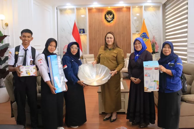 Bupati Donggala saat menyerahkan bantuan kepada kelompok wirausaha di SMKN 1 Donggala, Selasa (2/12/2025).