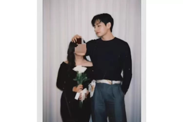 Hasil foto polaroid Gemini AI yang viral di Medsos, referensi prompt salinan teks foto bareng idola.  (TikTok/@gloriacarolinaaa)