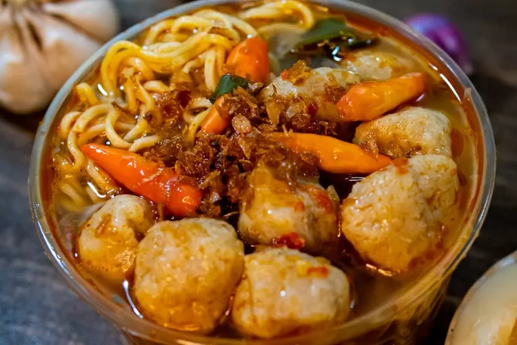 Berikut sepuluh rekomendasi bakso enak di Bogor, dengan tekstur daging yang kenyal dan kuah kaldu yang gurih. (pexels.com/@baarast-project-243124132)