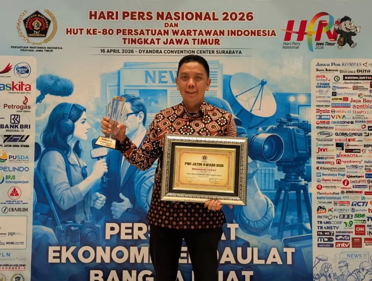Kadiskominfo saat menerima penghargaan dari PWI Jatim. (Dok Diskominfo Jember)