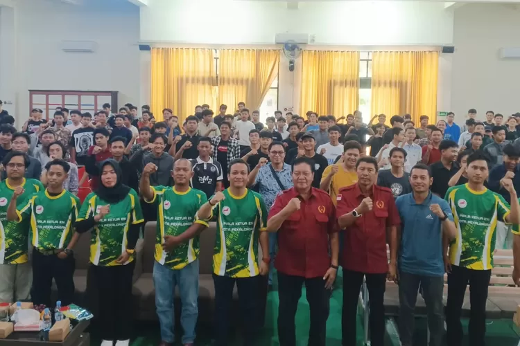 TURNAMEN : Wali Kota Pekalongan, HA Afzan Arslan Djunaid bersama dengan para pengurus&nbsp;ESI Kota Pekalongan dan dinas terkait, saat membuka&nbsp;Mobile Legend Tournament di GOR Unikal. (KONTENJATENG/Arif Prayoga)