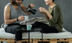 Benih-benih Cinta Bertebaran, 5 Bahasa Tubuh Ini Menunjukkan Ada Wanita yang Diam-diam Menyukai Kamu