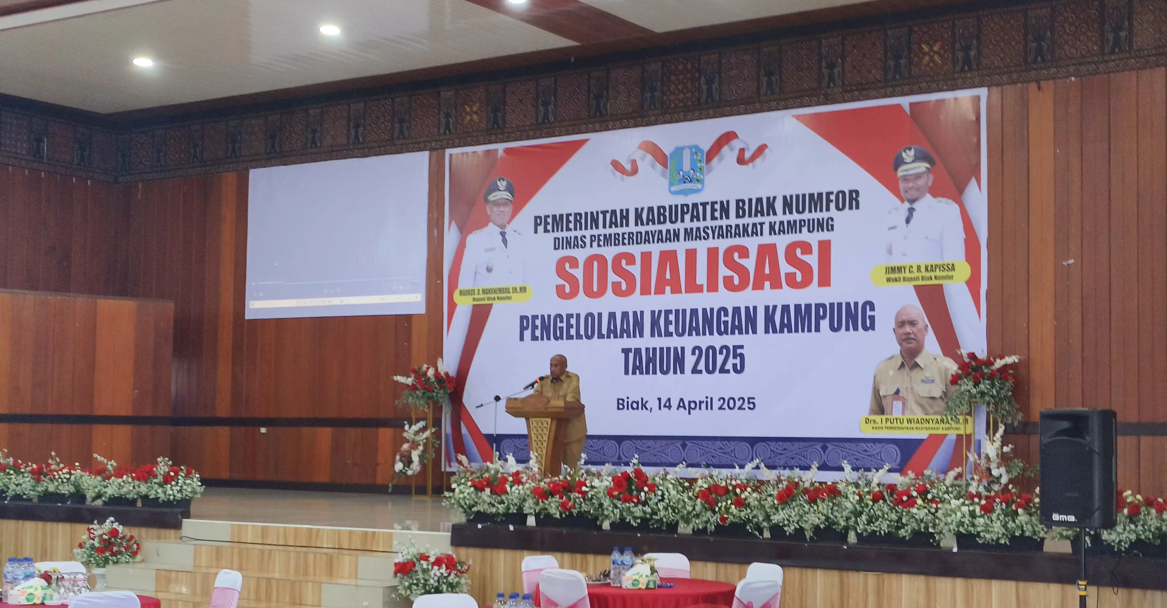 Bupati Biak Numfor Markus Oktovianus Mansnembra saat memberikan arahan pada kegiatan Pengeloaan Keuangan Kampung Tahun 2025 di Gedung Tongkonan Biak, Senin (14/4).  (CENDERAWASIH POS/ISMAIL)