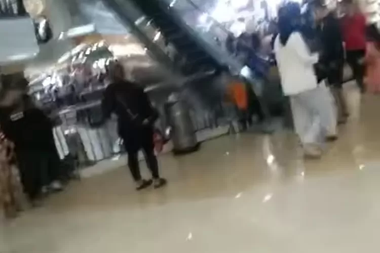 Anak 2 tahun kejepit eskalator mall. Foto: tangkap layar