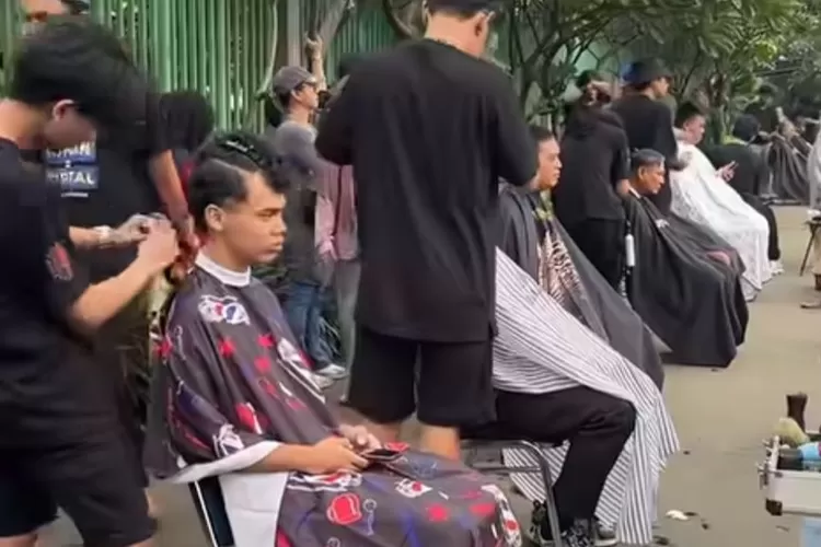 Komunitas Tukang Cukur Galang Donasi di CFD Bekasi.