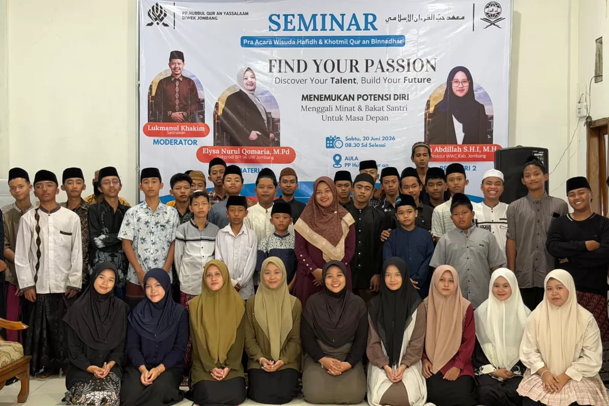 Para santri Ponpes Hubbul Qur'an Yassalam Jombang foto bersama pemateri usai seminar. (SketsaNusantara.id)