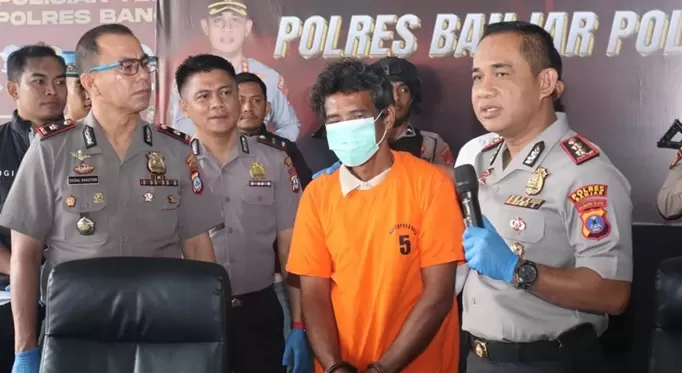 MENGAKU: Kapolres Banjar AKBP Dr Fadli menanyai pelaku saat rilis kasus pembunuhan di Mapolres Banjar, Senin (15/12/2025). (FADLAN ZAKIRI/RADAR BANJARMASIN) 