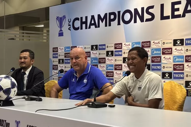 Gelandang Persib, Adam Alis (kanan) dan Bojan Hodak usai laga kontra Selangor FC.. (Antara)