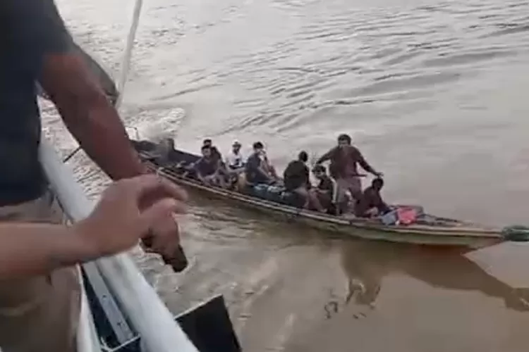 Viral! preman sungai Barito mengadang tongkang pembawa batu bara di Montallat  (Tangkapan layar video)