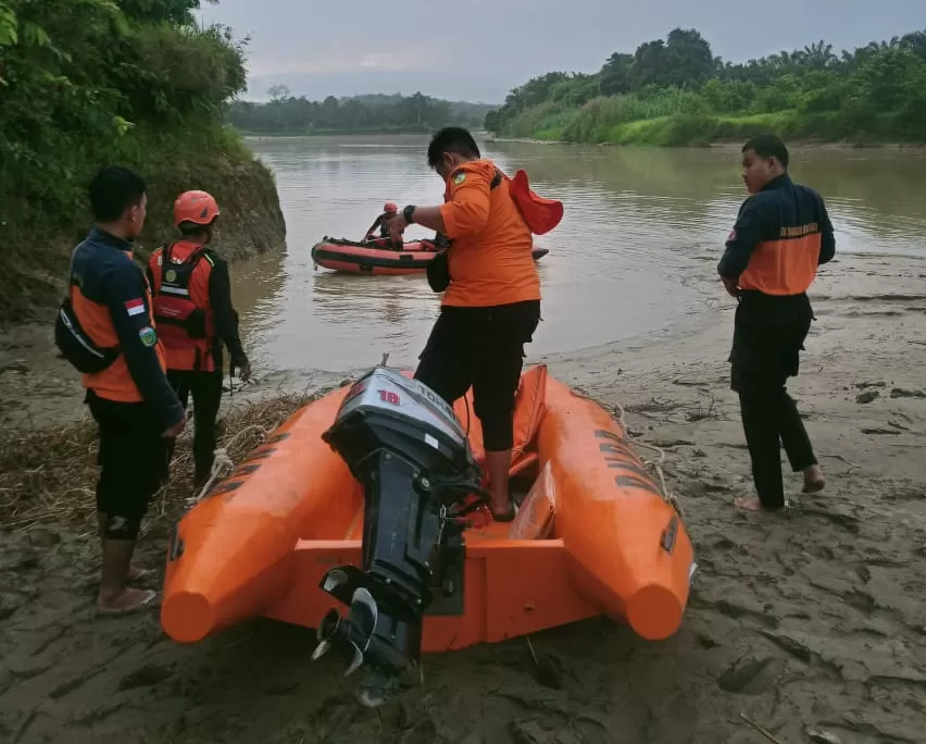 Tim SAR saat melakukan pencarian terhadap korban tenggelam (Dok BPPD Tebo)