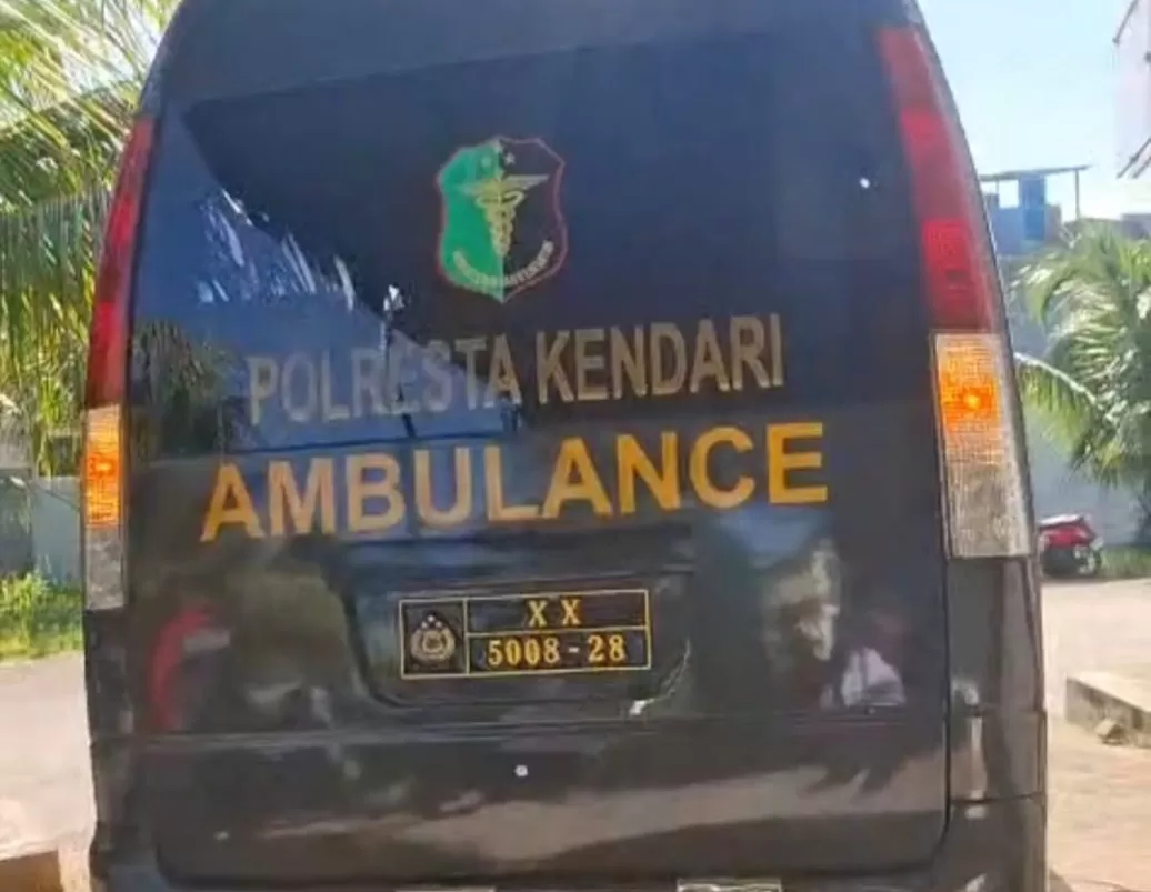 Ambulanc Polres Kendari membantu memulangkan jenazah dari kendari ke Muna Barat