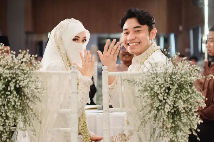 Mengenal Tinandrose, wanita bercadar yang hobi menulis kini sah menjadi istri Fiki Naki (Instagram/@fikinakii)