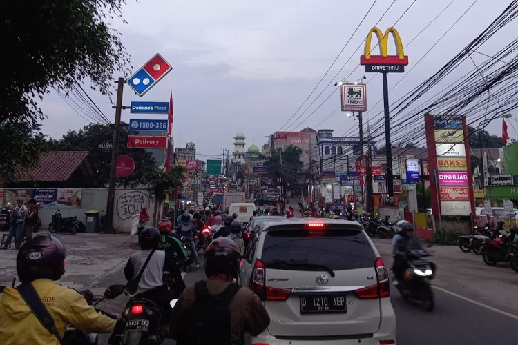Kemacetan di Kota Depok akibat populasi kendaraan yang berlebih (RADAR DEPOK )