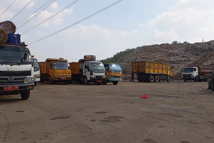 Pemkot Depok melalui Dinas Lingkungan Hidup dan Kebersihan (DLHK) akan mengusir truk sampak dari luar daerah. (ARYA PUTRA RAMADANI/RADAR DEPOK)
