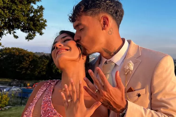 Shayne Pattynama resmi tunangan dengan sang kekasih Mina (Instagram @s.pattynama)