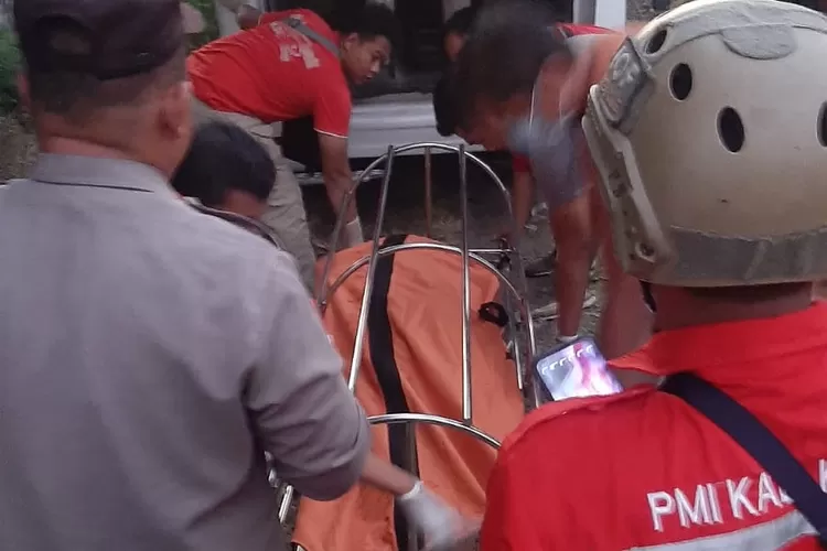 Tim kesehatan mengevakuasi jenasah Norma Hayuningtyas yang ditemukan menninggal dunia di selokan belakang Ponpes Modern Selamat Senin 16 september 2024 sore.  (edi prayitno/kontributor Kendal)