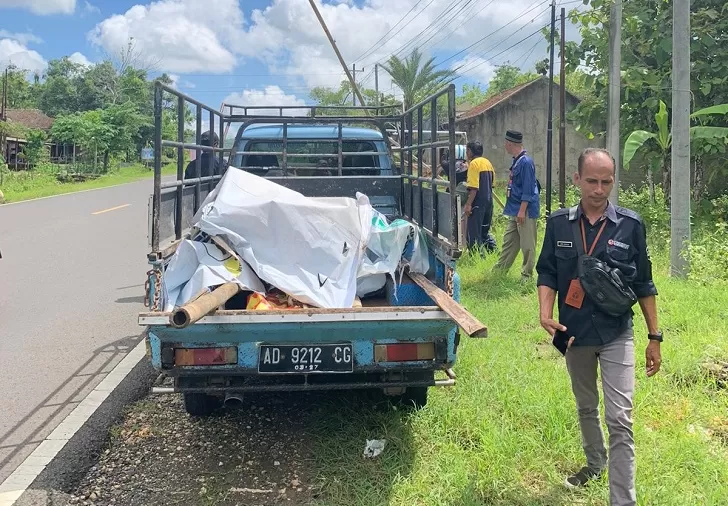 4 Tim Bawaslu Wonogiri Sapu Alat Peraga Kampanye Yang Masih Terpasang ...