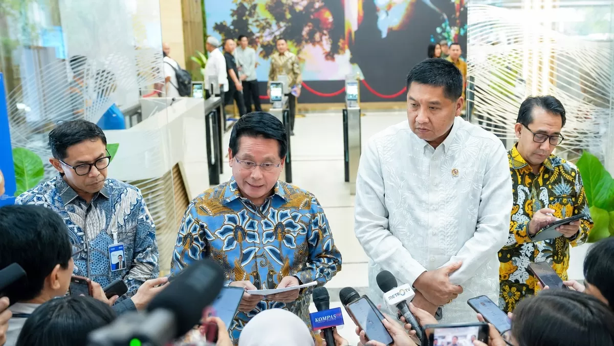 Direktur Utama BRI Hery Gunardi bersama Menteri Perumahan dan Kawasan Permukiman (PKP) Maruarar Sirait dalam pertemuan yang membahas pencapaian dan kinerja penyaluran KUR Perumahan dalam Program 3 Juta Rumah di Jakarta. (FOTO: Ist)