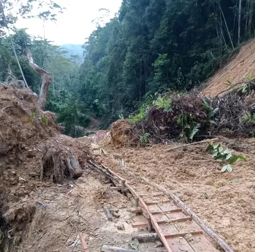 JALAN LONGSOR: Kondisi ruas jalan penghubung antar kecamatan di dataran tinggi Krayan tertutupi material tanah longsor. 