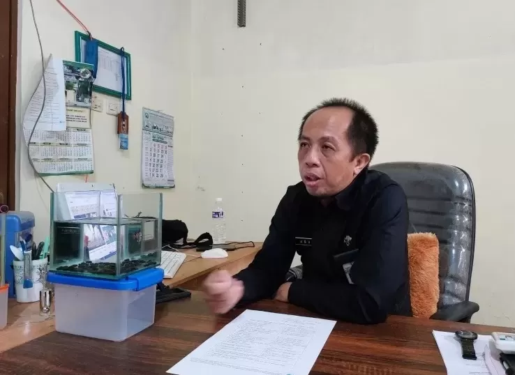 WAWANCARA: Kepala Bidang (Kabid) Data Pengadaan dan Pengembangan Sumber Daya Manusia (SDM) dari BKPSDMD HST, Agus Setiadi. (Foto: Jamaluddin/Radar Banjarmasin) 